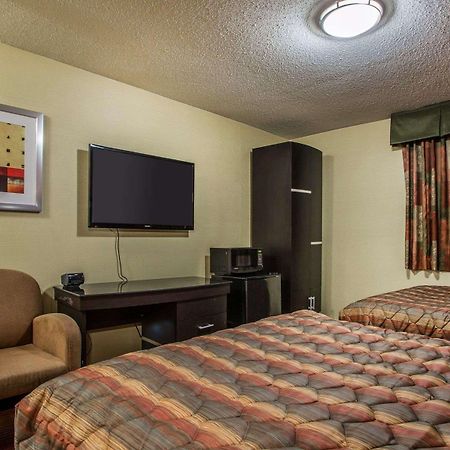 Rodeway Inn Belleville Экстерьер фото