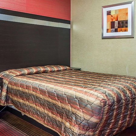Rodeway Inn Belleville Экстерьер фото