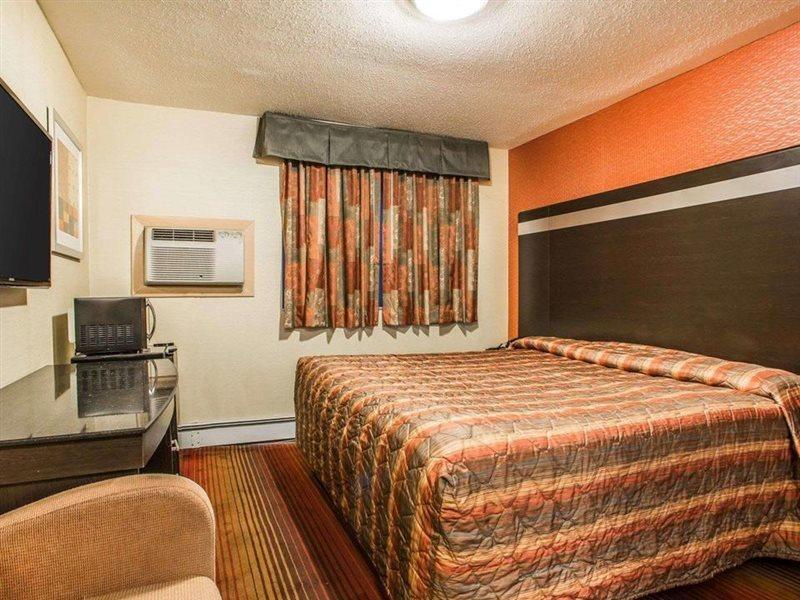 Rodeway Inn Belleville Экстерьер фото