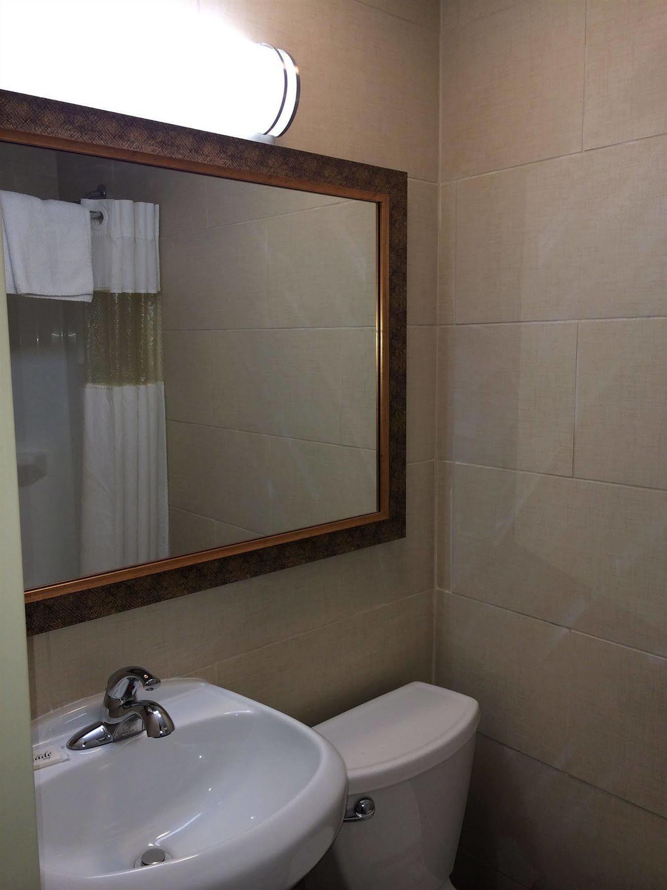 Rodeway Inn Belleville Экстерьер фото