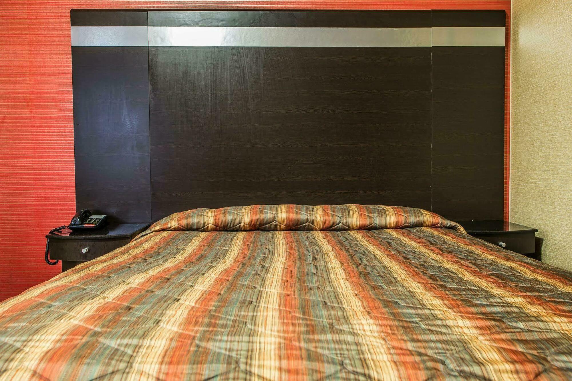 Rodeway Inn Belleville Экстерьер фото